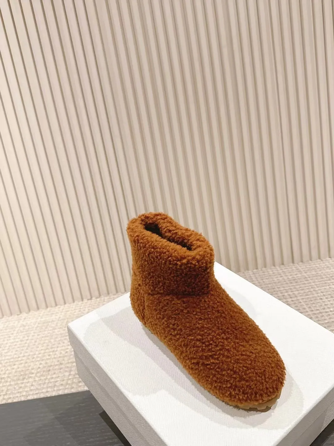 👟👟Ex-factory price 560👟👟 Prada*Prada 2024ss new autumn and winter straight snow boots wool short boots. The fashionable and elegant design presents a classic silhouette. No matter what the situation is, the home court belongs only to you!  Fabric: Customized wool Lining: Customized wool Hardware: Original hardware 1:1 molding Outsole: Original molded raw rubber outsole Code number: 35-40 (customized 40 pieces are not returnable)